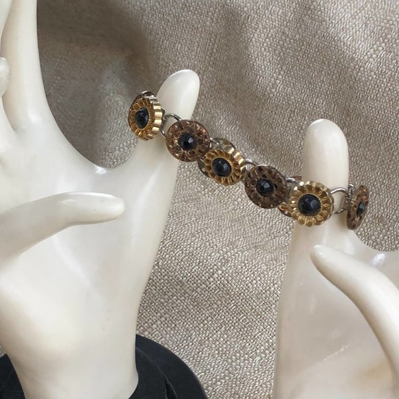 Vintage Button Bracelet - Picture 1 of 4
